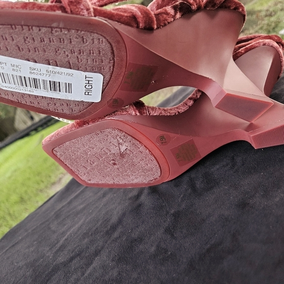 NWT Gianni Bini Velvet Red Heels Women’s - Picture 7 of 7